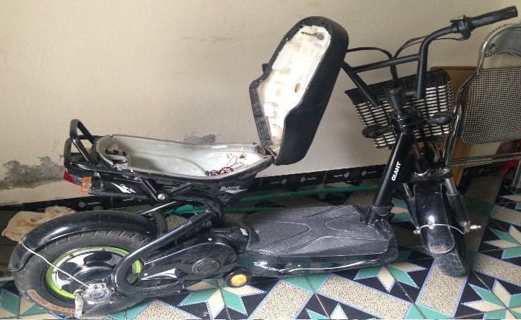 tháo cốp xe đạp điện để lắp định vị